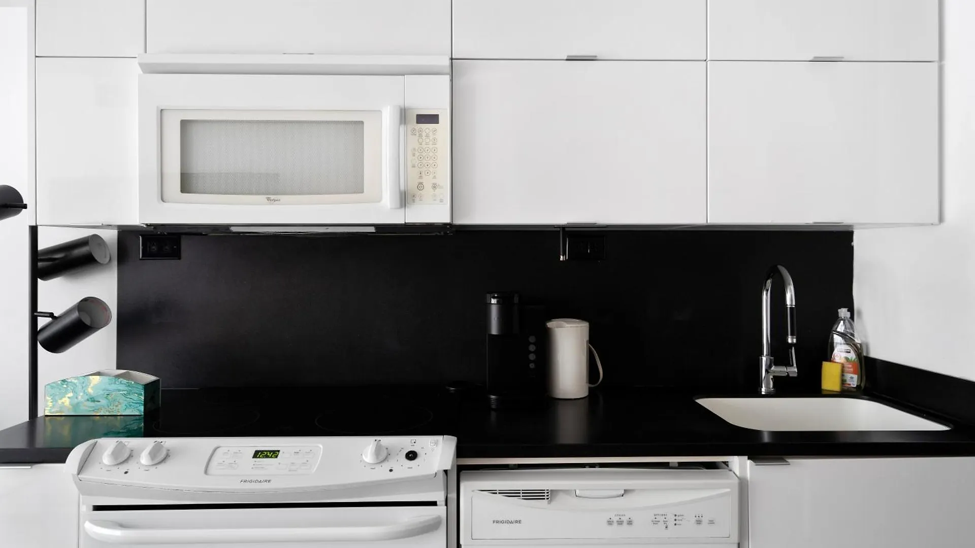 Apartment Modern One Bedroom And Den Condo By Cn Tower Toronto
