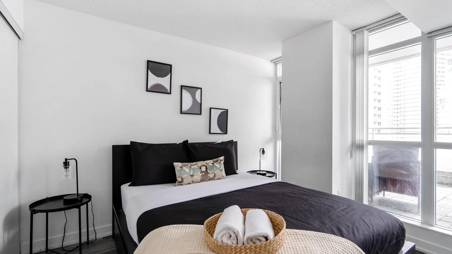 Modern One Bedroom And Den Condo By Cn Tower Toronto Apartment