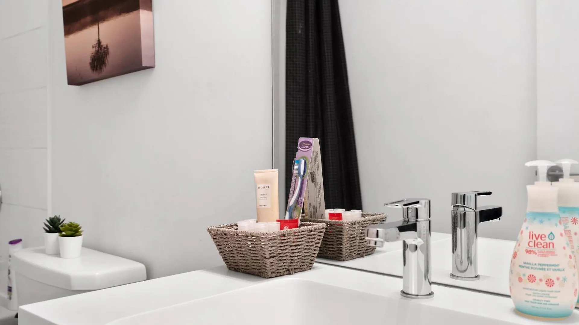 Modern One Bedroom And Den Condo By Cn Tower Toronto