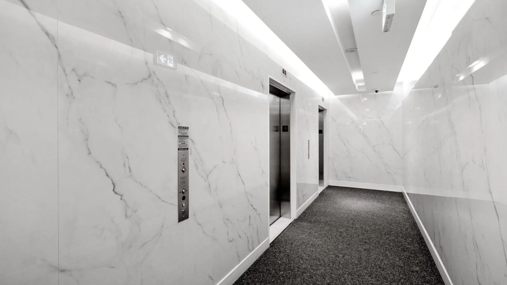 Modern One Bedroom And Den Condo By Cn Tower Toronto Canada