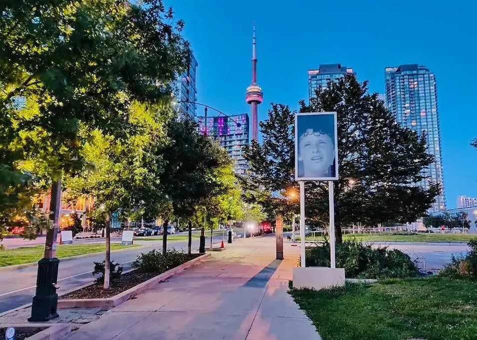 Modern One Bedroom And Den Condo By Cn Tower Toronto Apartment