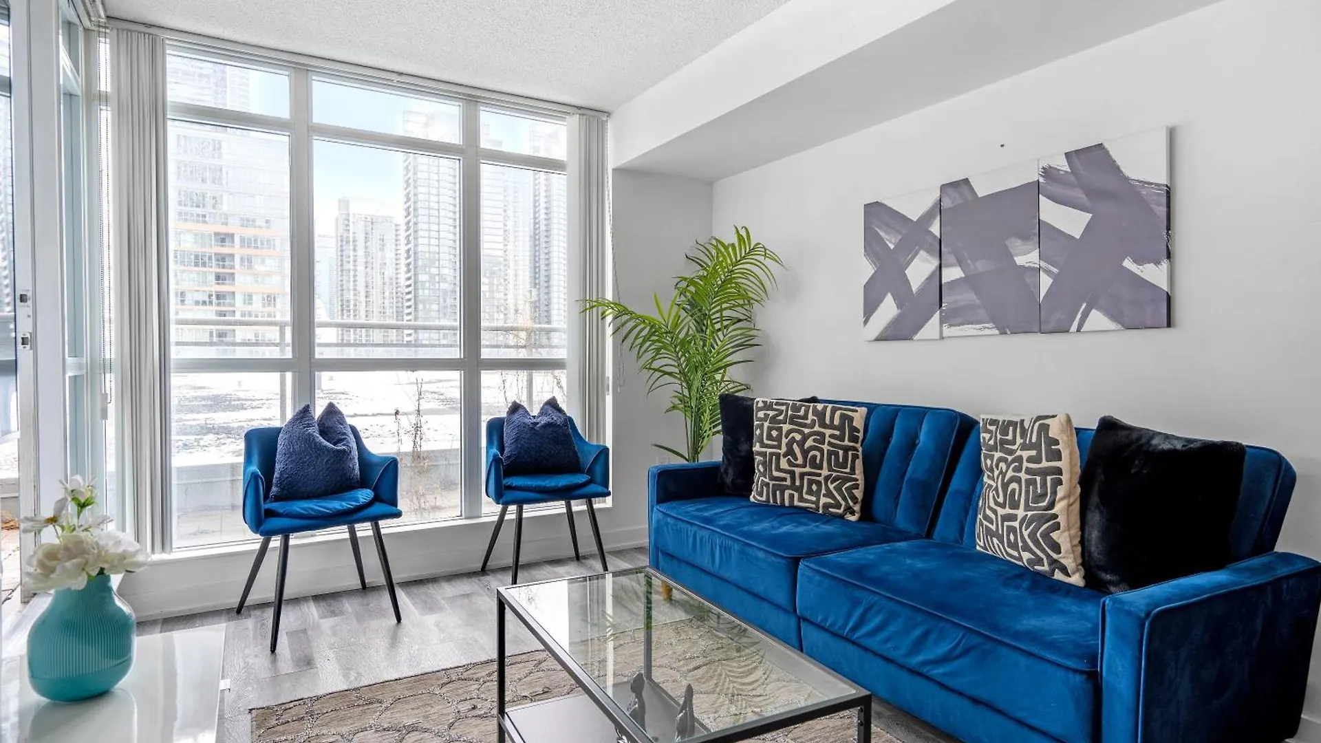 Modern One Bedroom And Den Condo By Cn Tower Toronto