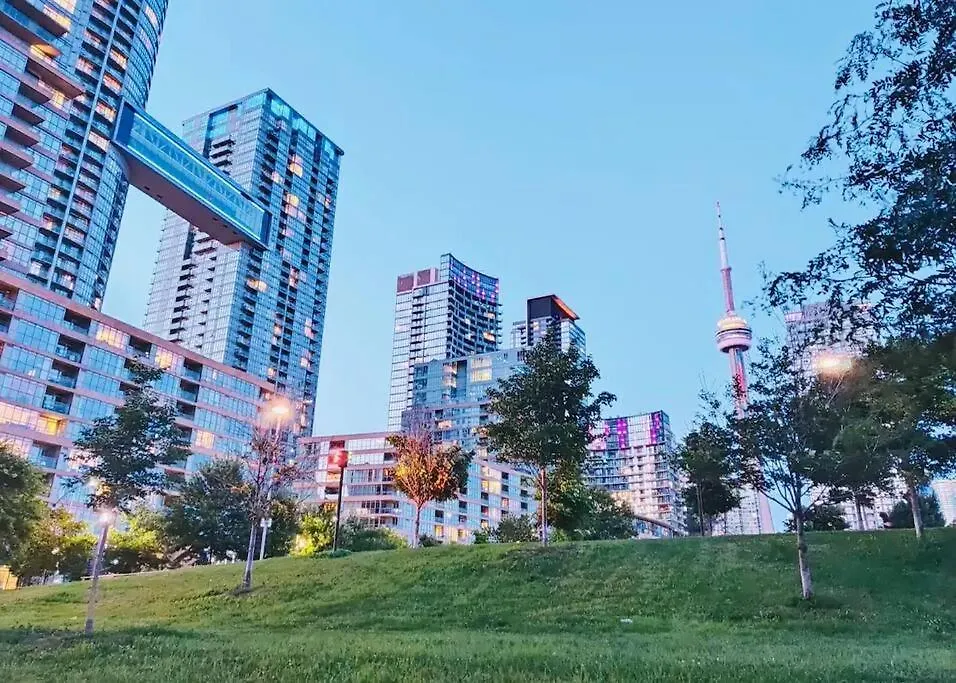 Modern One Bedroom And Den Condo By Cn Tower Toronto
