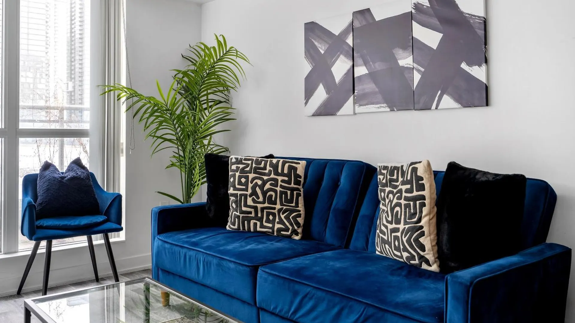 Apartment Modern One Bedroom And Den Condo By Cn Tower Toronto Canada