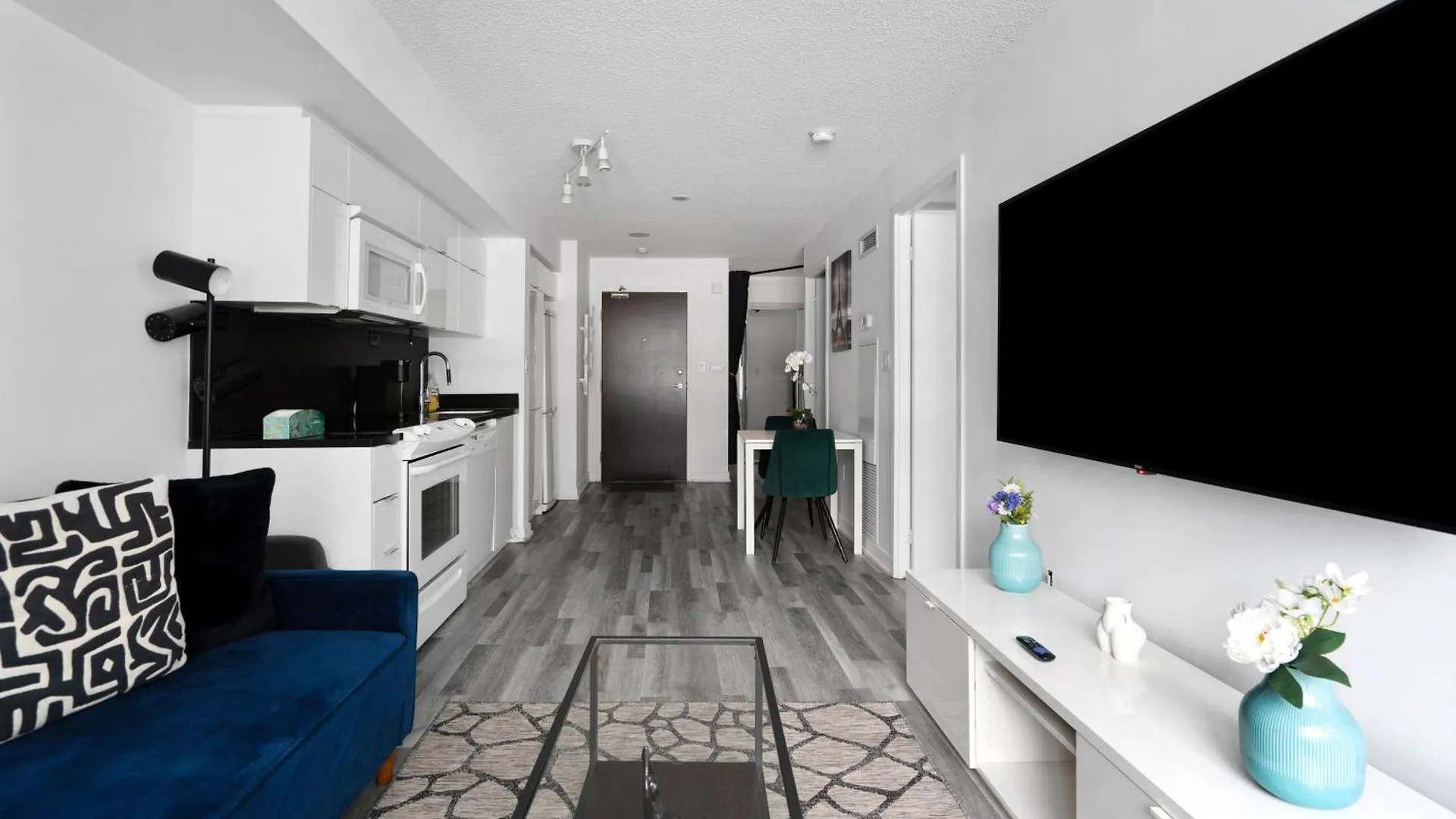 Modern One Bedroom And Den Condo By Cn Tower Toronto 0*,