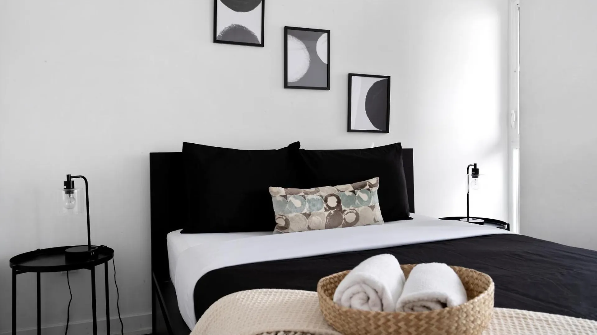 Modern One Bedroom And Den Condo By Cn Tower تورونتو كندا