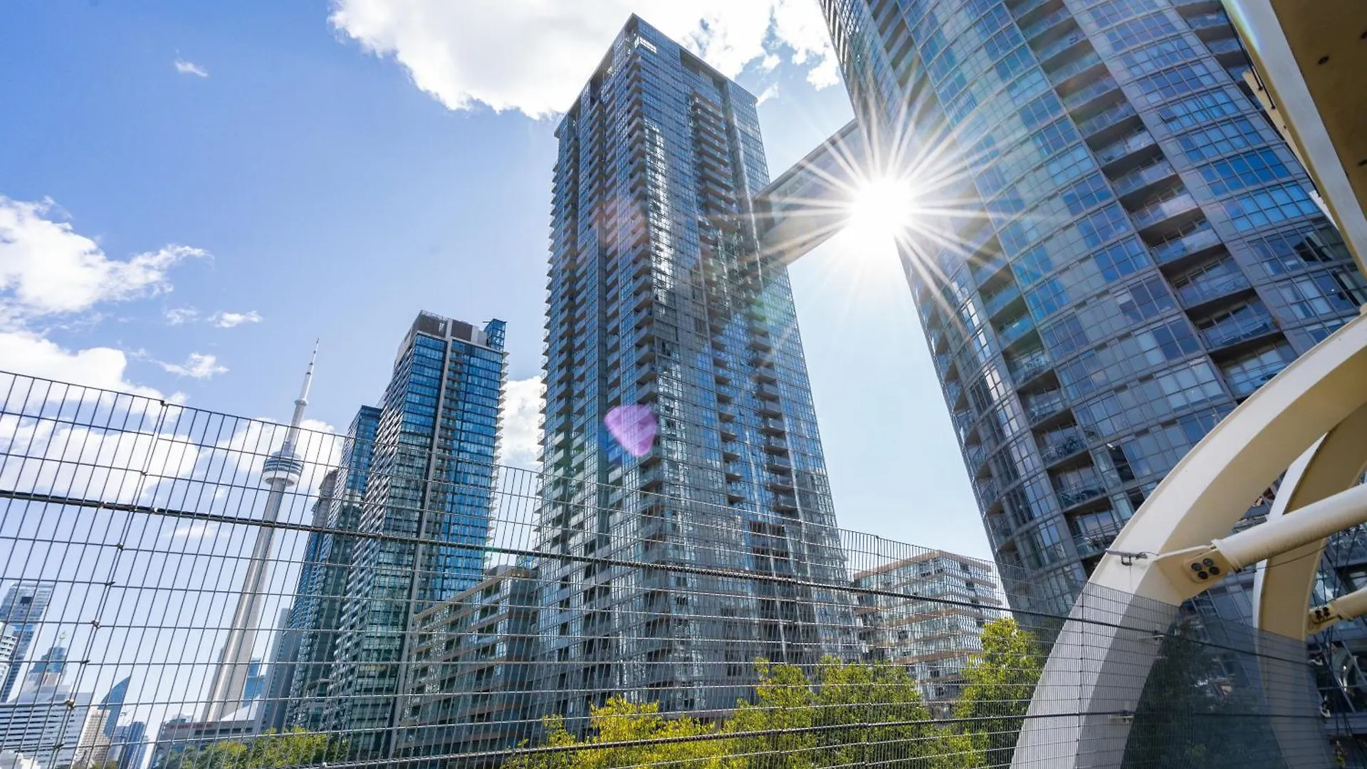 Modern One Bedroom And Den Condo By Cn Tower تورونتو